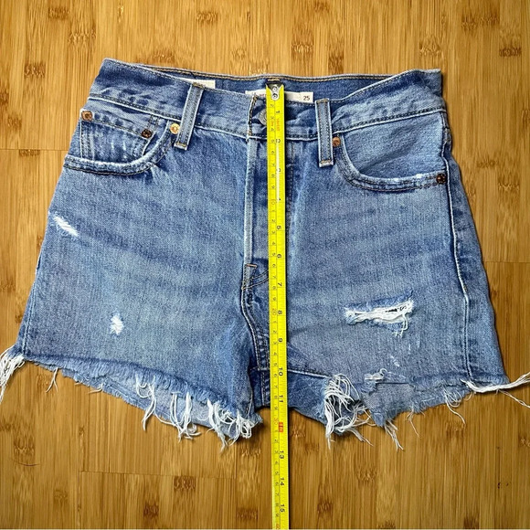 Levi’s Medium Wash Wedgie Distressed Denim Jean Shorts - Picture 9 of 13